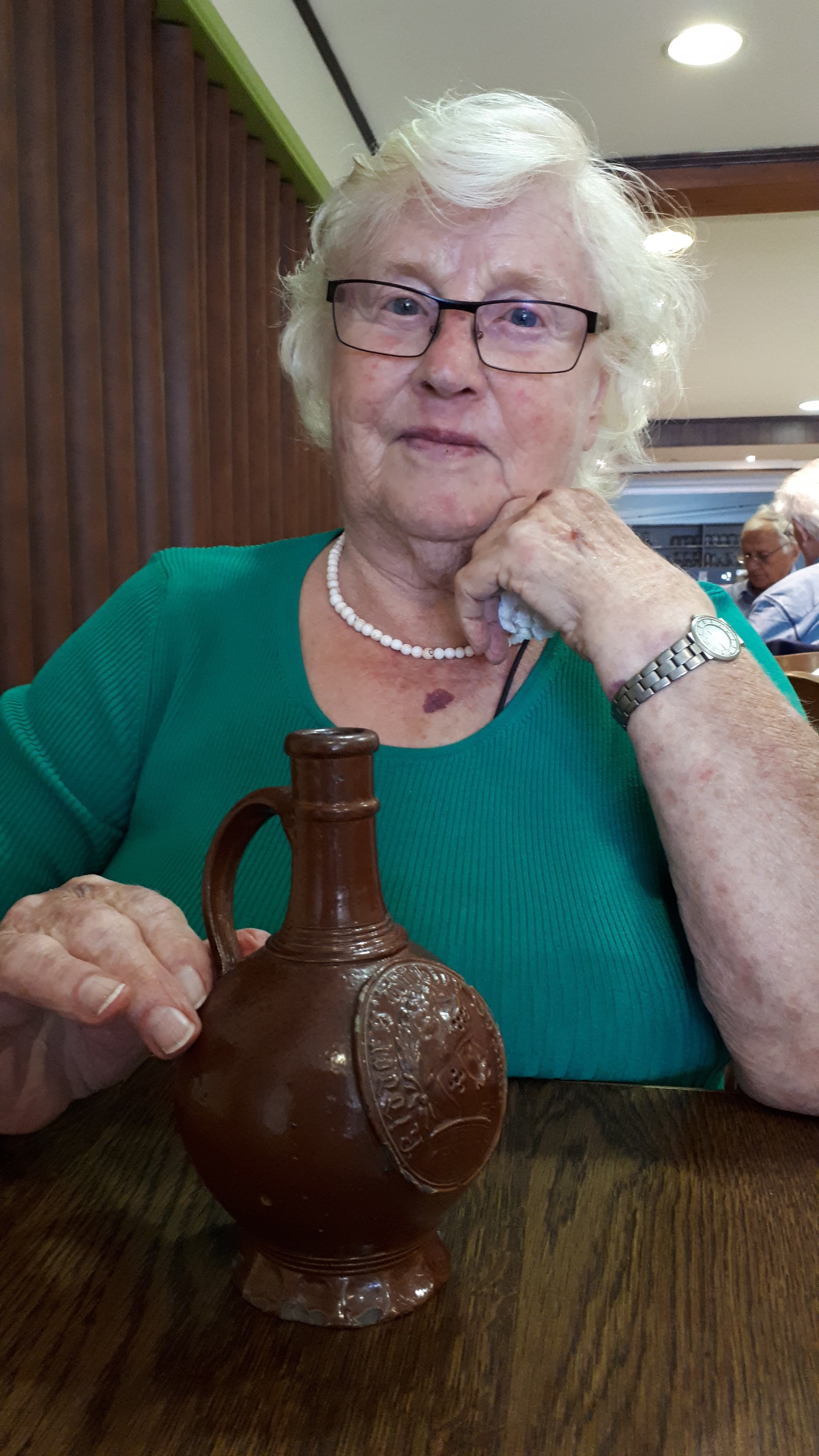 Maria Van Regemortel met kruikje